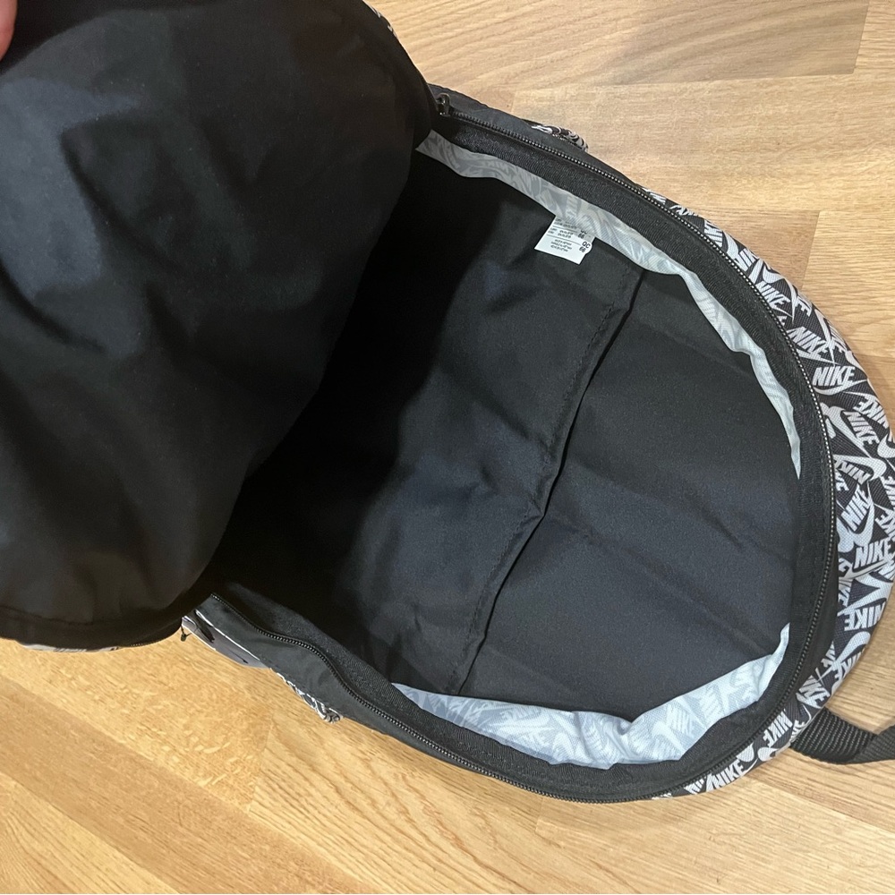 Nike Black & White Patterned Hayward Backpack - Picture 11 of 11